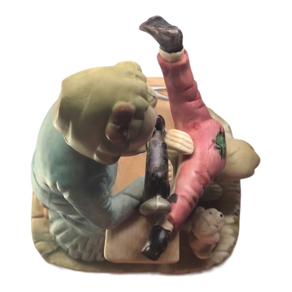 Vintage Original Art Mark Grandma Sewing Grandsons Pants Figurine - Picture 5 of 6